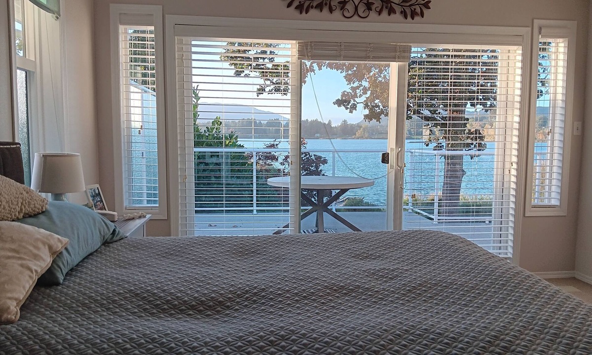 Duncan House | Serene Lakefront Retreat: Your Perfect Getaway