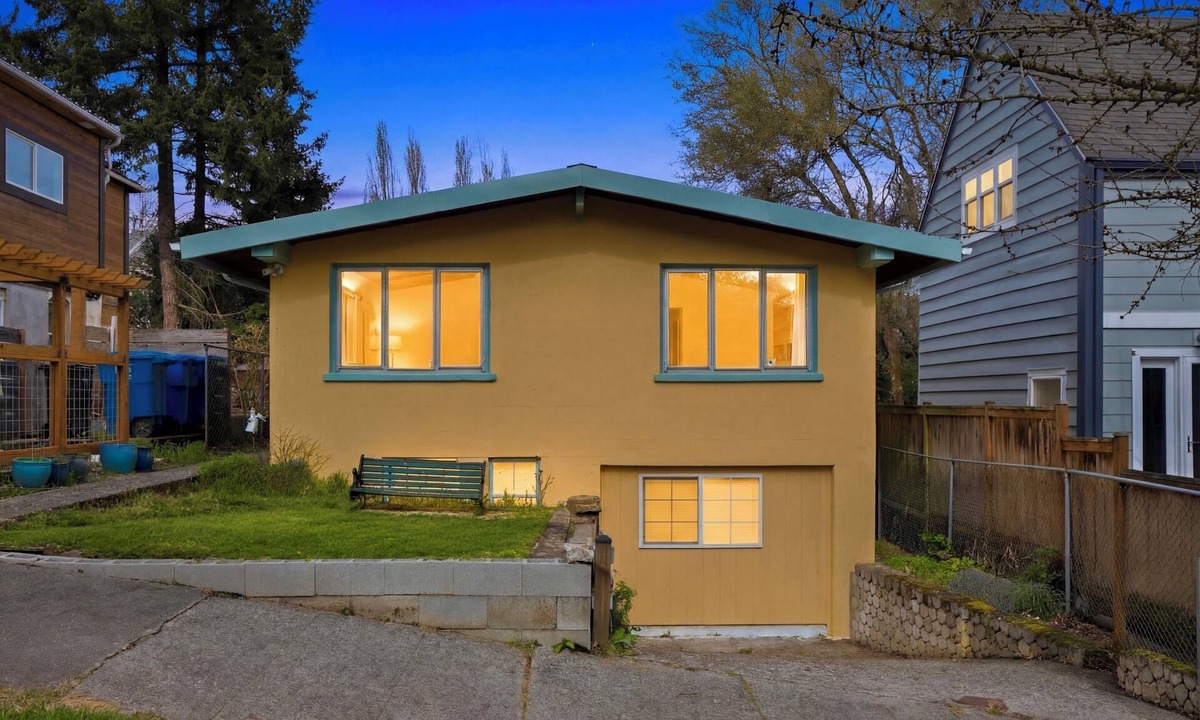 Stevens House | Serene MidCentury Gem 5BR Madison Park & World Cup