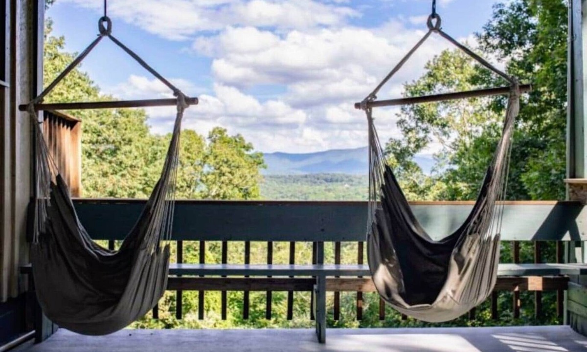 Luray House | Serene mountain getaway/Beautiful Views/Dog friendly