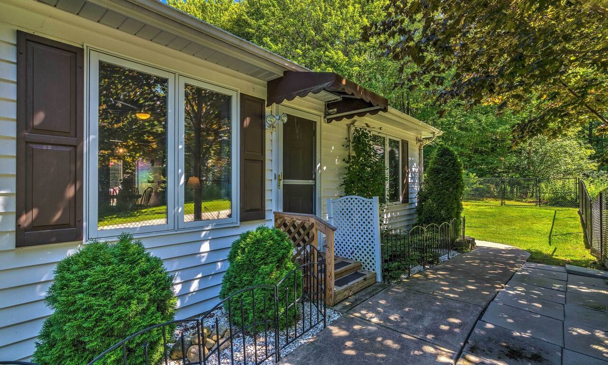 Orchard Park Apartment | Serene Orchard Park Apartment: Large Yard & Patio!