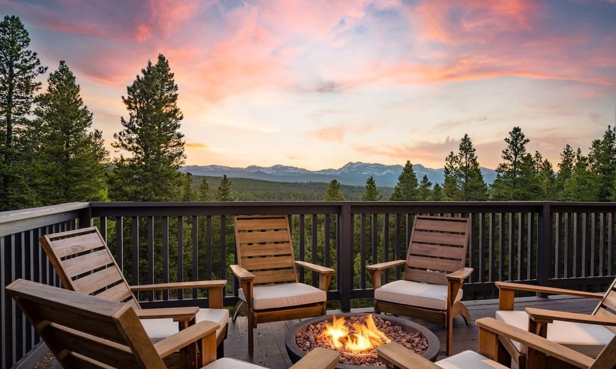Black Hawk House | Serene Retreat Amazing Views Hottub Sauna Xbox