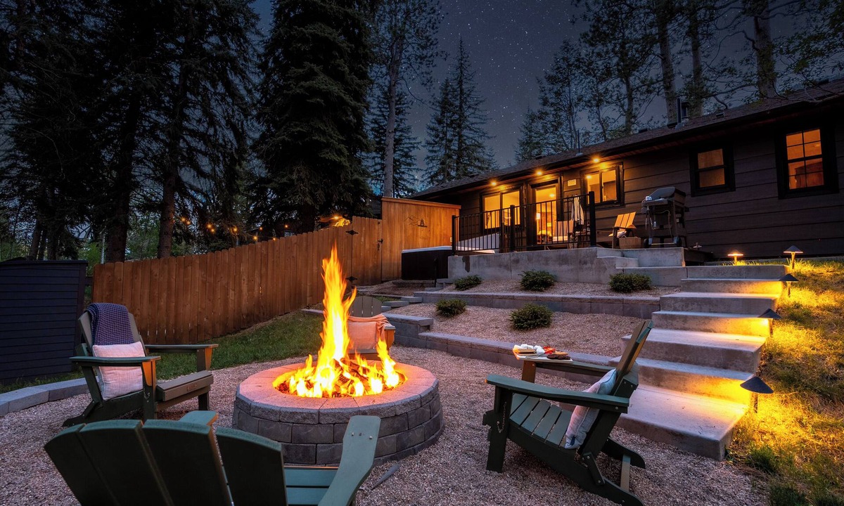Cascade Cabin | Serene Riverside Home: Hot Tub, Fire Pit & Hammock: by Forest & Peak Retreats