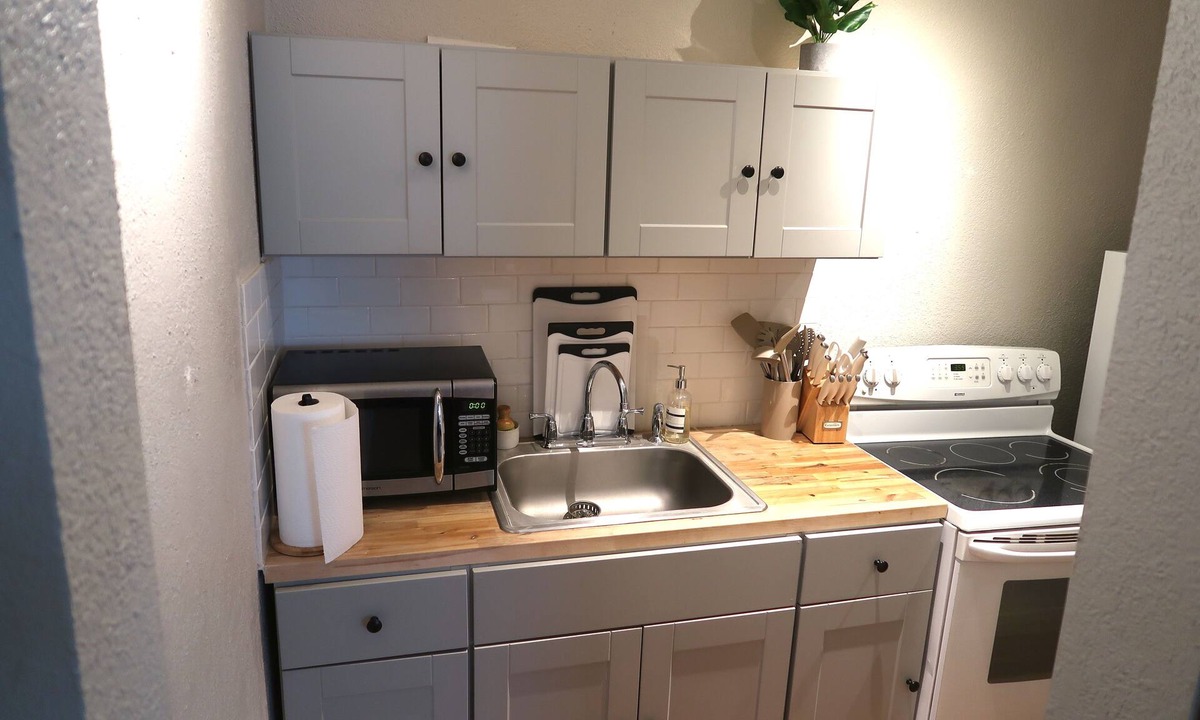 Hanover Place Apartment | Serene studio with AC w/d in building steps from the streetcar