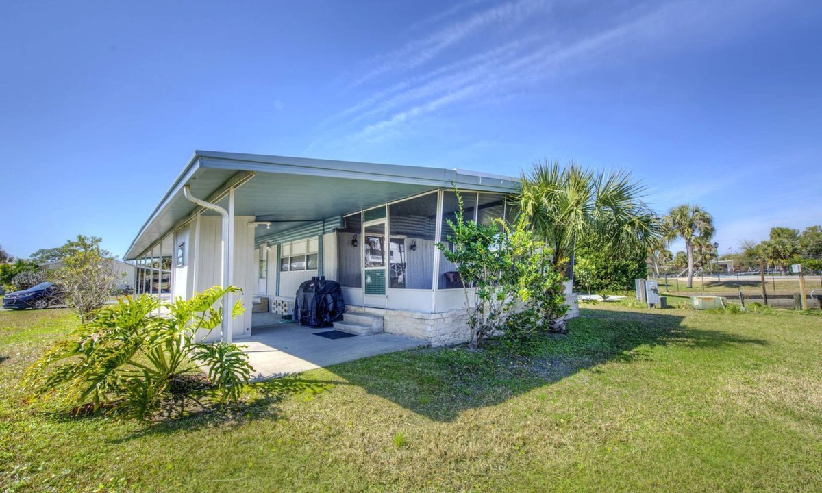 Crawfordville Cabin | Serene Waterfront Getaway: Perfect Vacation Rental for Families in Wakulla County, FL