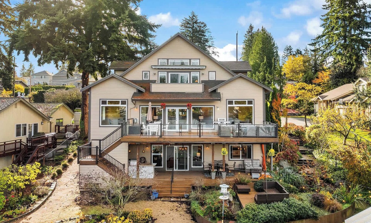 Picnic Point-North Lynnwood Villa | Serene Waterfront Escape w, Amazing View & Hot Tub