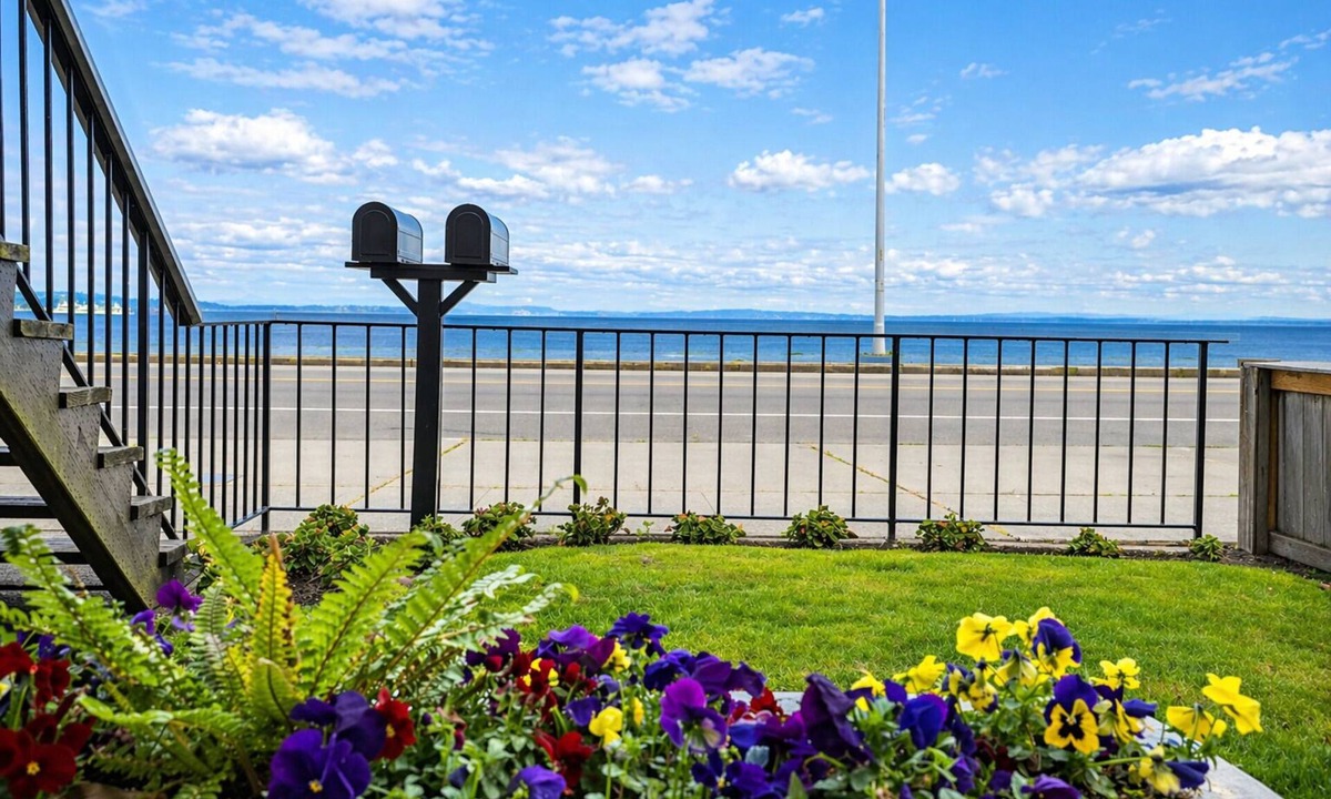 Alki House | Serene Waterfront Escape - 2BR with Mountain Views & A/C