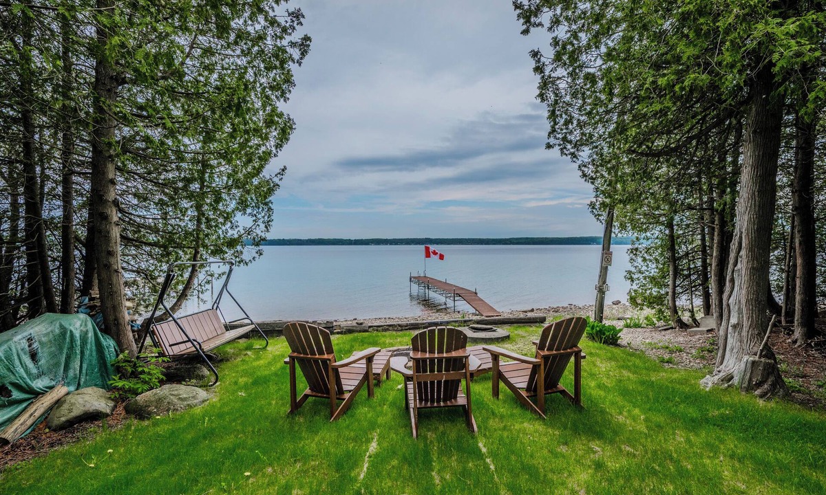 Colpoys Bay Ski Chalet | Serene Waterfront Retreat at TGIF Cottage in Colpoy's Bay