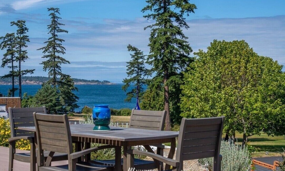 Eastsound House | Serene Waterview Retreat/Hot Tub/Private Beach &Tennis Court/Pet-Friendly