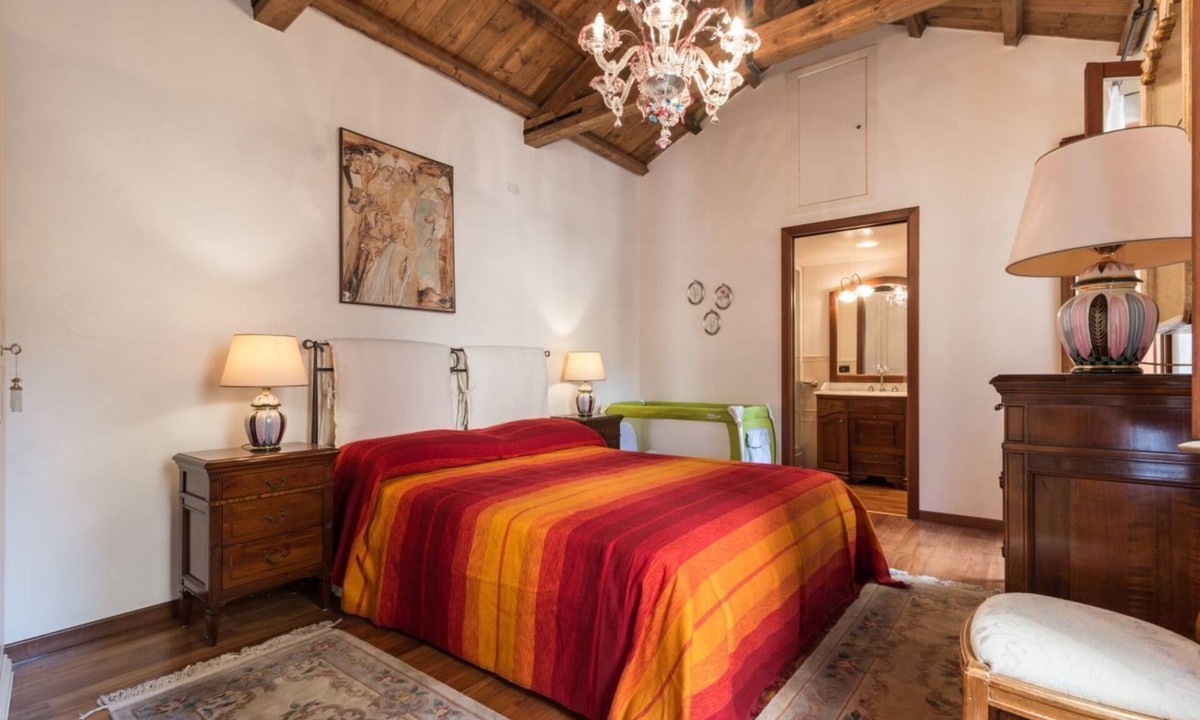 Cannaregio Apartment | SERENISSIMA. AUTHENTIC VENICE IN QUIET COURTYARD