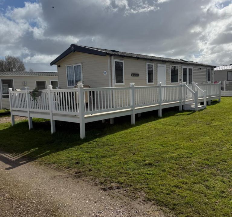 Oulton Broad House | Serenity 2 No 98 Central lounge sleeps 6 x 3 bedrooms x 2 bathrooms