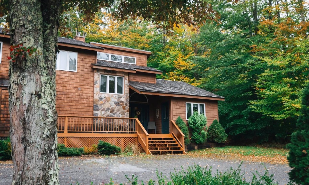 Timberline House | Serenity - 23 Woods End Court Serenity - Access to Community Swimming & Fishing Pond, Pet Friendly