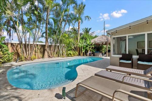 Beachway Estates House | Serenity Tiki Beach House King Size Bed!
