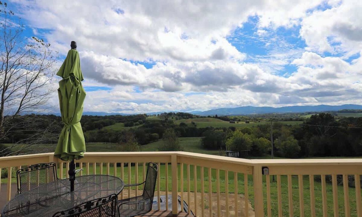 Greeneville House | Serenity with Mountain Views 3BR Deckside Views