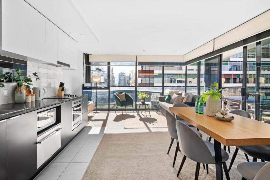 Docklands Apartment | Serrata 2B2B Docklands Apartment with CP