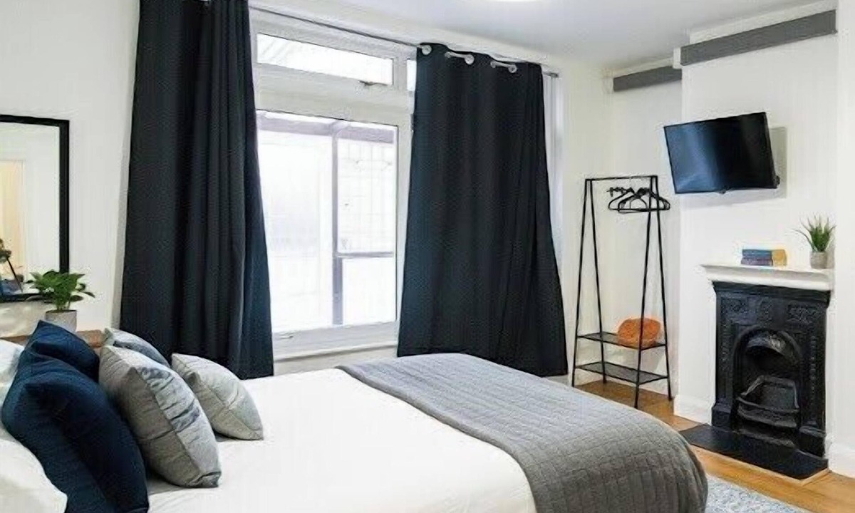 Selsdon and Ballards House | Serviced Accom Sleeps 8- Near London, Free Parking