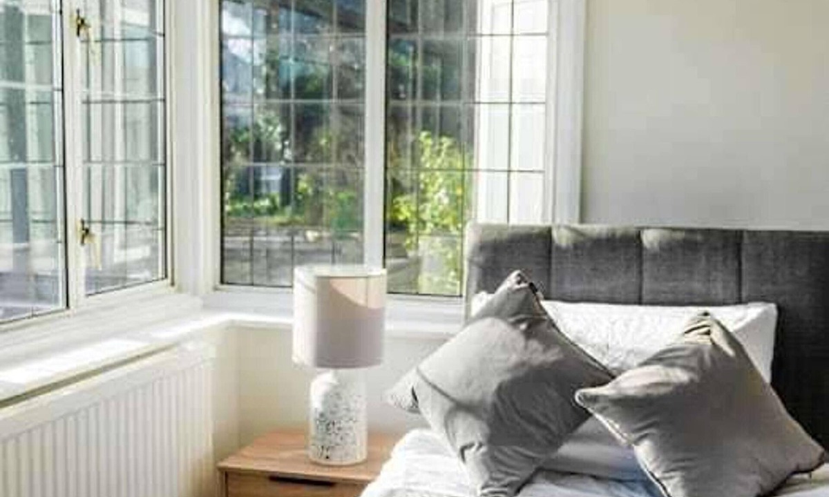 Selsdon and Ballards House | Serviced Accom Sleeps 8- Near London, Free Parking