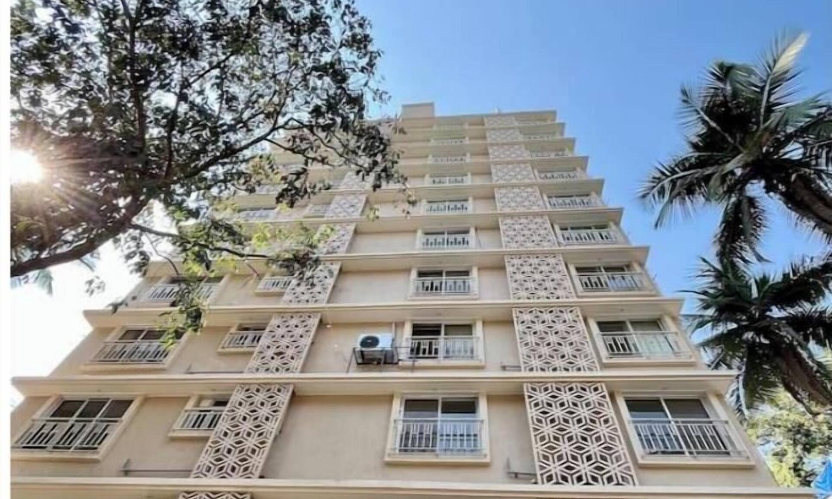 Kandivali East Apartment | Serviced Suite with Kitchenette near Mindspace
