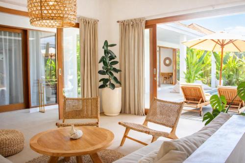 Cemagi Villa | Seseh Beach-Twin Villa Celestine Suite with Bathtub, in Shared Villa With Pool - 650m to Beach