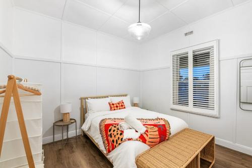 Red Cliffs House | Settlers Cottage on Fitzroy Sleeps 6