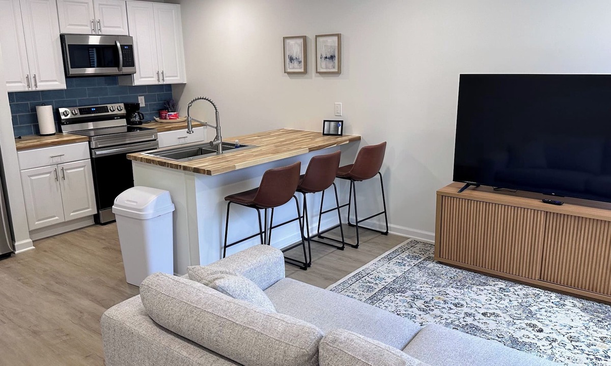 Hamilton House | Sewing Serenity B- New 2 BR Home in Hamilton, MO - 3 blocks to Missouri Star