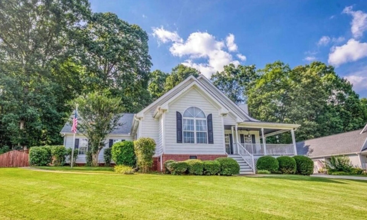 Monroe House | Shabby-Chic, Western, Cozy, Home in Monroe/Antiques/Wedding Venues/UGA/Soccer