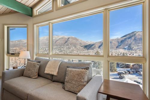 Aspen House | Shadow Mountain Unit 19, Charming Ski-In, Ski-Out Condo with Great Views and Pool Access