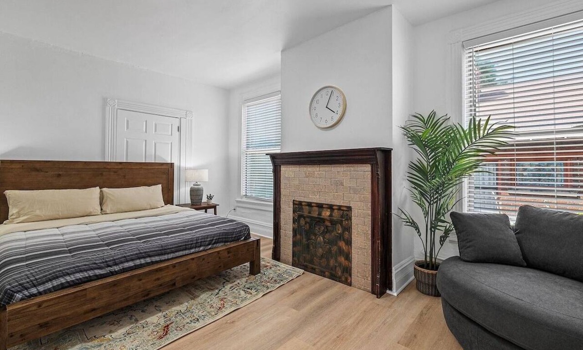 Shadyside Apartment | Shadyside, Central @4 Stylish and Central Studio with Free Parking