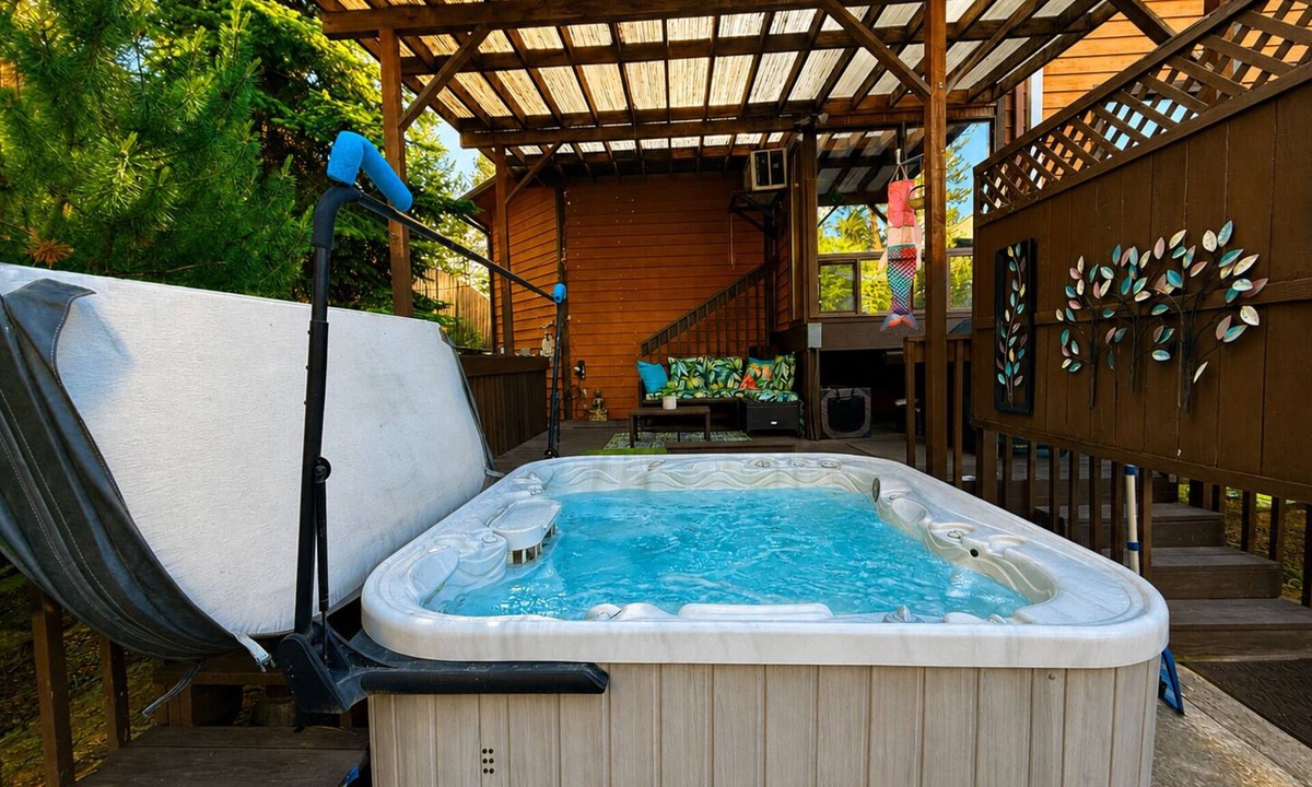 Fairwood House | Shangri - La Hot Tub & Pool Fun
