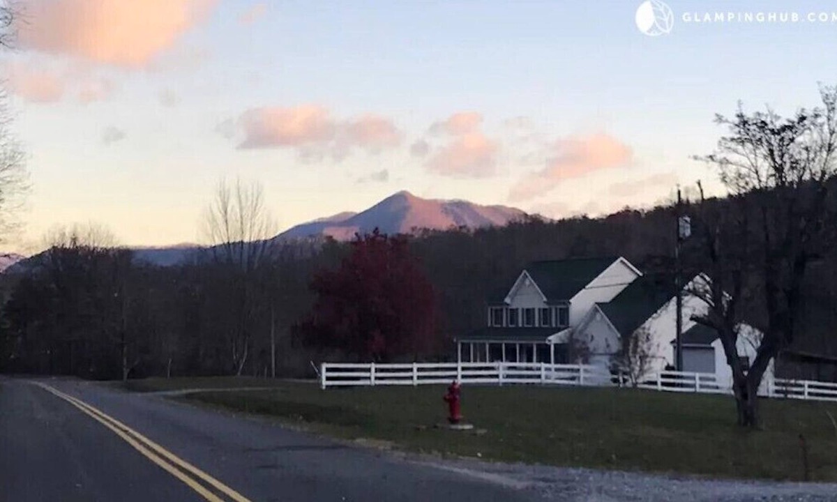 Sharon House | Sharon Manor: gather friends and family with river access and stunning views!
