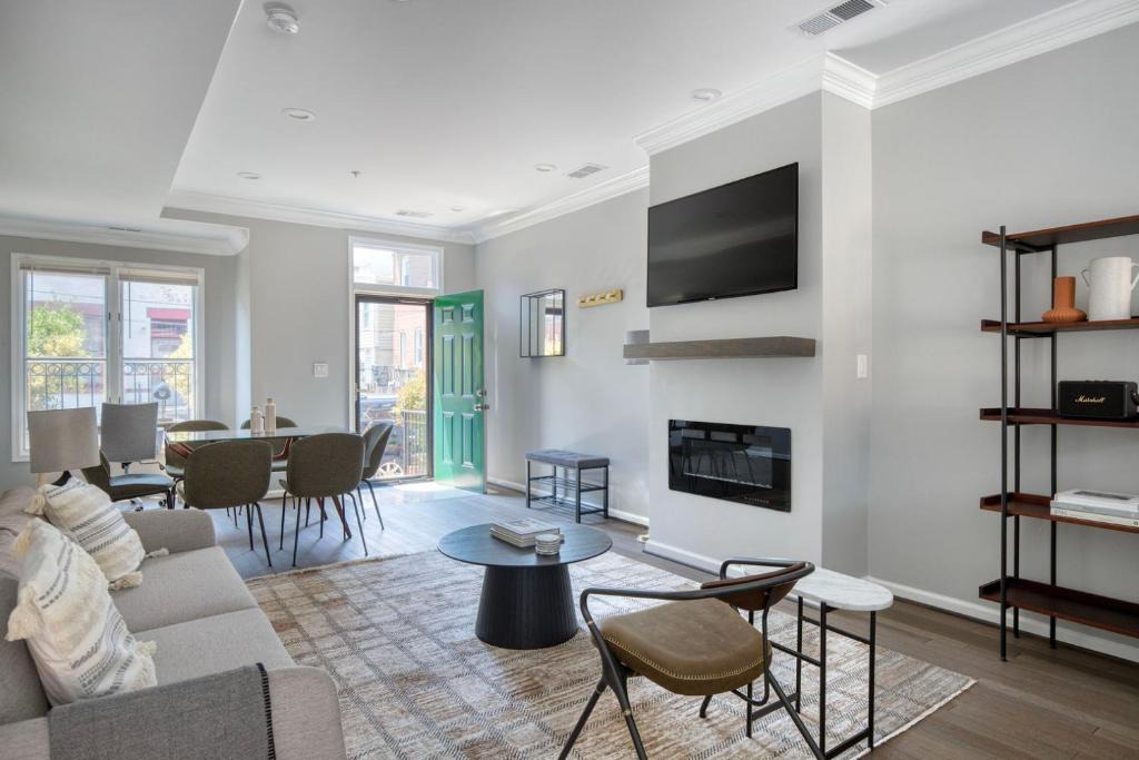 Le Droit Park Apartment | Shaw 2br w backyard wd nr nightlife WDC-689