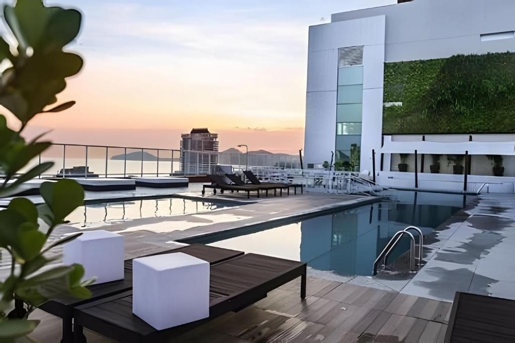 Gonzaga Apartment | SHB - Refinement, Ocean View, Sauna and Pool!
