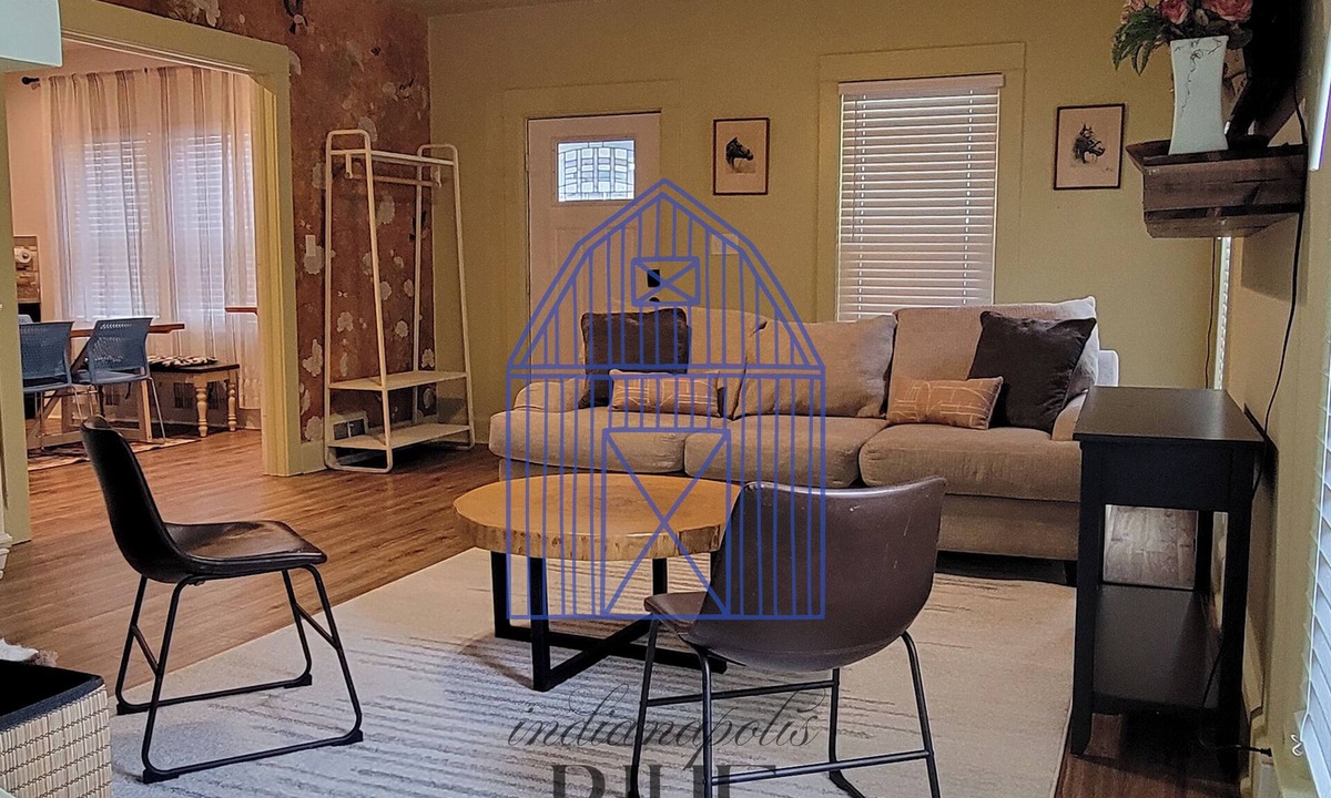 Meridian-Kessler House | She's back! Indy's BlueBarn near Midtown! Entire house/Pets Allowed!