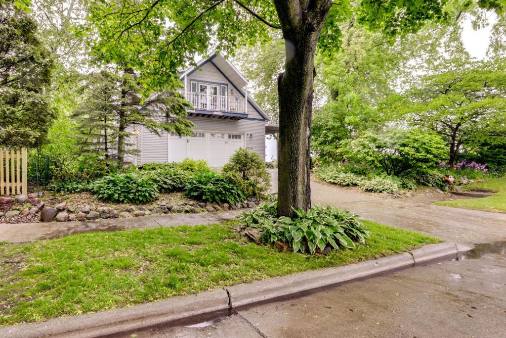 Sheboygan Apartment | Sheboygan Getaway w/Deck + On-Site Lake Access!