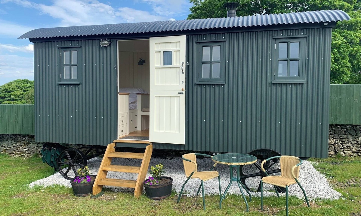 Sheldon Cabin | Sheldon Shepherd's Hut - Cosy Rural Retreat in the Peak District National Park