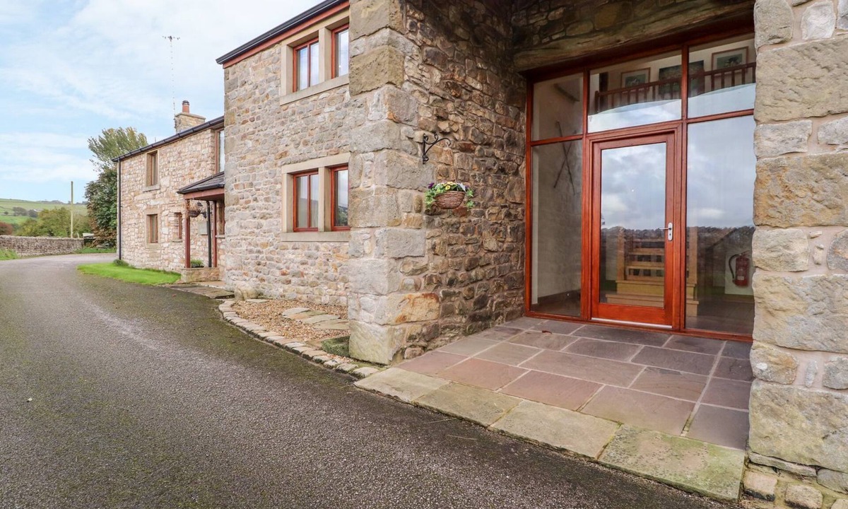 Lancaster Cottage | SHEPHERD'S BARN, pet friendly, with a garden in Lancaster