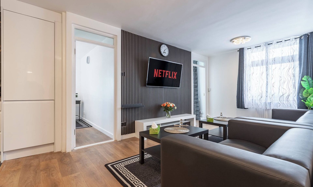 Holland Park Apartment | Shepherd’s Bush Haven: 4 Bed Luxury Apartment 2 minutes from Westfield Shopping.