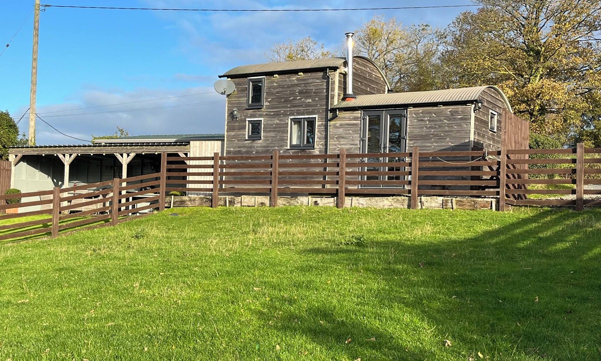 Farden Cottage | SHEPHERDS CABIN AT TITTERSTONE, pet friendly in Clee Hill