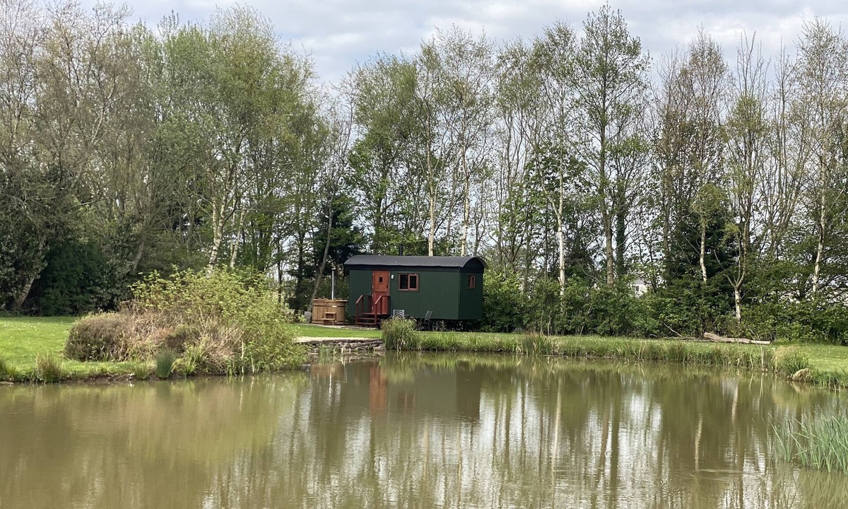 Ormskirk Apartment | Shepherds Hut Classic Lake View