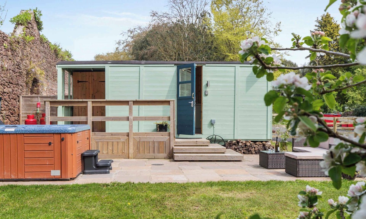 Milford Haven House | Shepherd’s Hut with Hot Tub