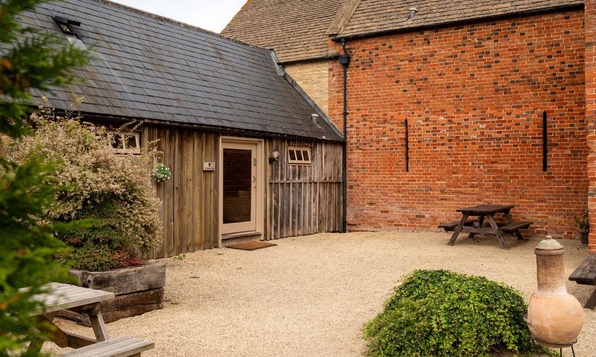 Lechlade Apartment | Shepherds Rest Cotswolds Cottage Farm Stay With Pool