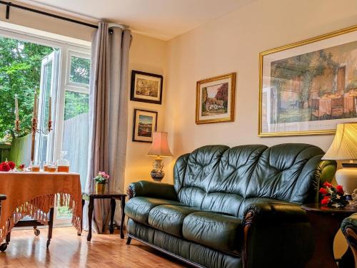 Church Gresley House | Sherlock's Moray House -Idea long stay for contractors & family Two bedroom mid terrace 3 beds 2 sofa beds Sleep 5 Working facility Free WiFi TV & private parking Enclose rear garden dog friendly Sainsbury's & takeaway pubs in walking distance