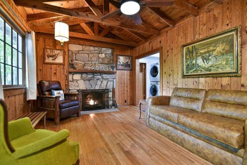Gerton House | Shiners Hideaway - Cozy Cabin with Trails & Family Memories