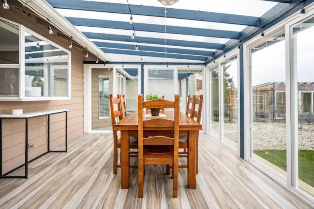 Murphys Corner House | Shiny Rambler House with Spacious Solarium.