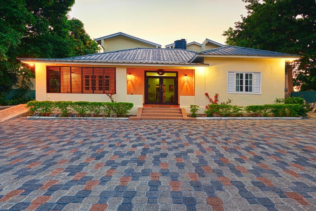New Kingston Hotel | Shirley Retreat