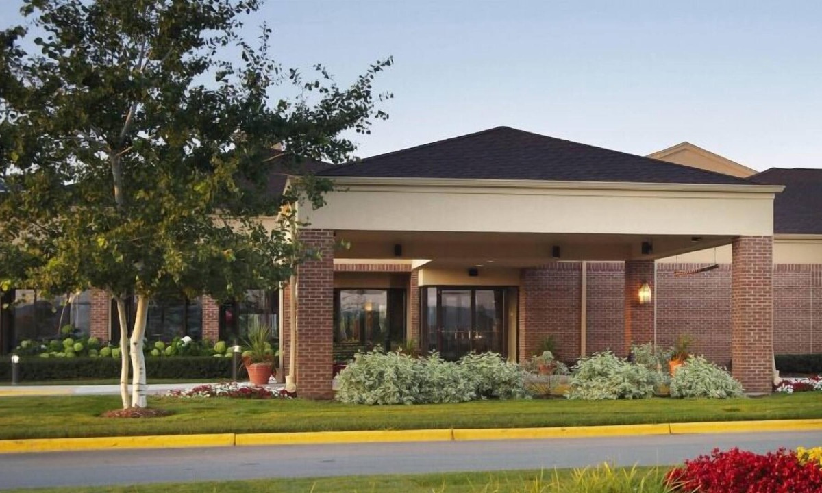 Brookfield House | Shopping and Dining in Village of Wauwatosa! Pets Allowed, Swimming Pool!