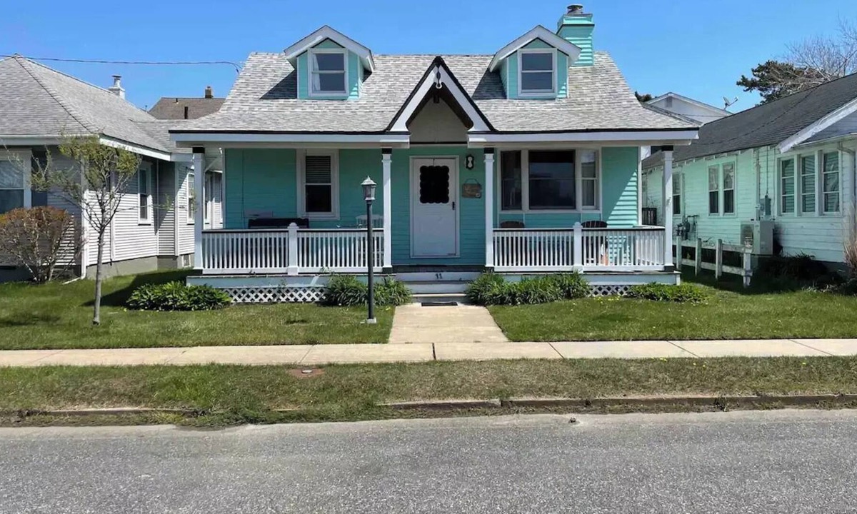 Dennisville House | Shore cottage steps away from warm sandy feet
