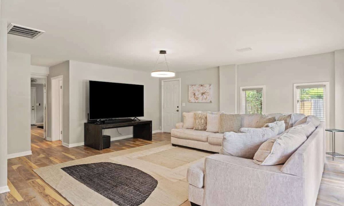 Brunswick House | Shore Thing - Central Location Near Beaches
