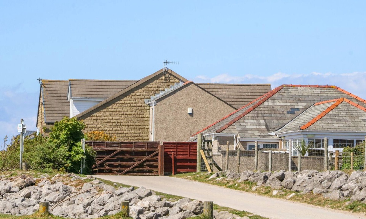 Morecambe Cottage | SHOREFIELDS ONE, pet friendly, country holiday cottage in Heysham