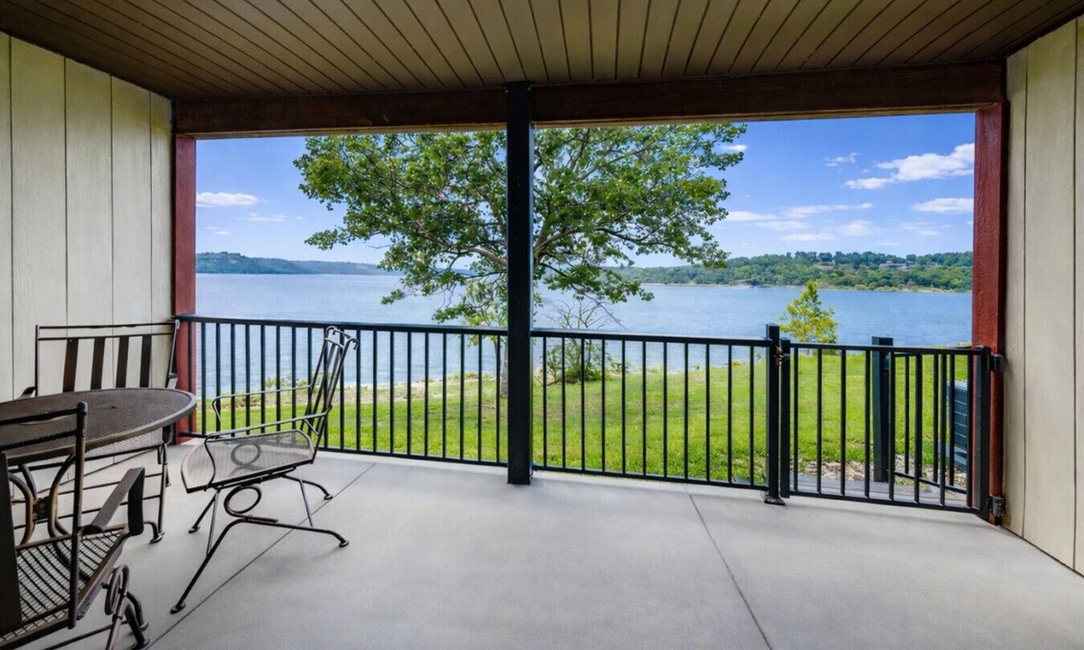 Kimberling City Condo | Shorefront Escape at TRL