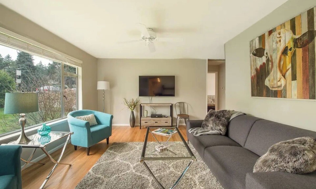 Shoreline House | Shoreline Rambler near Transit, shops and more